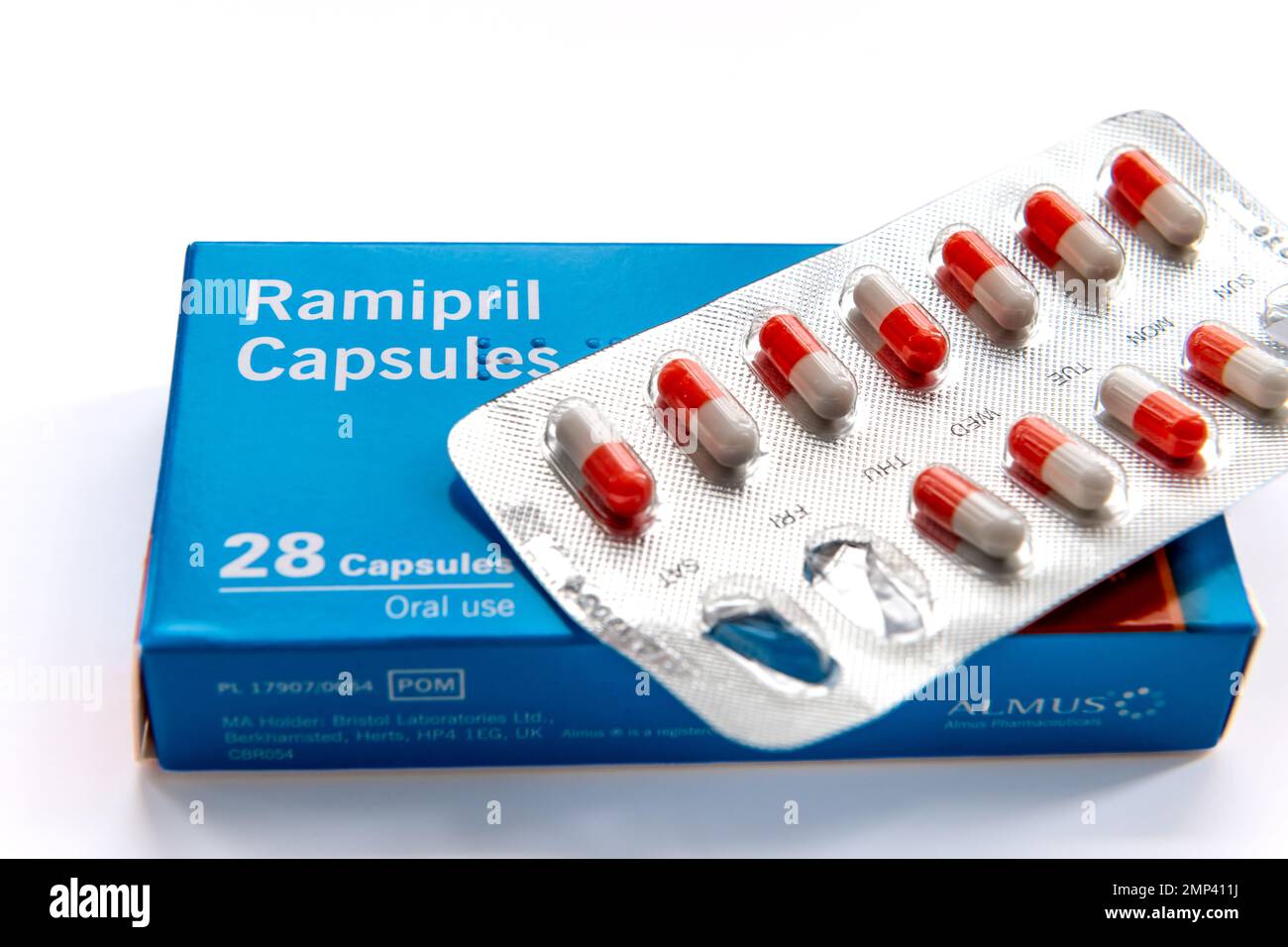Londra. UK- 01.29.2023. Una confezione di capsule Ramipril isolate in bianco. Medicinale per il controllo dell'ipertensione dell'alta pressione sanguigna. Foto Stock