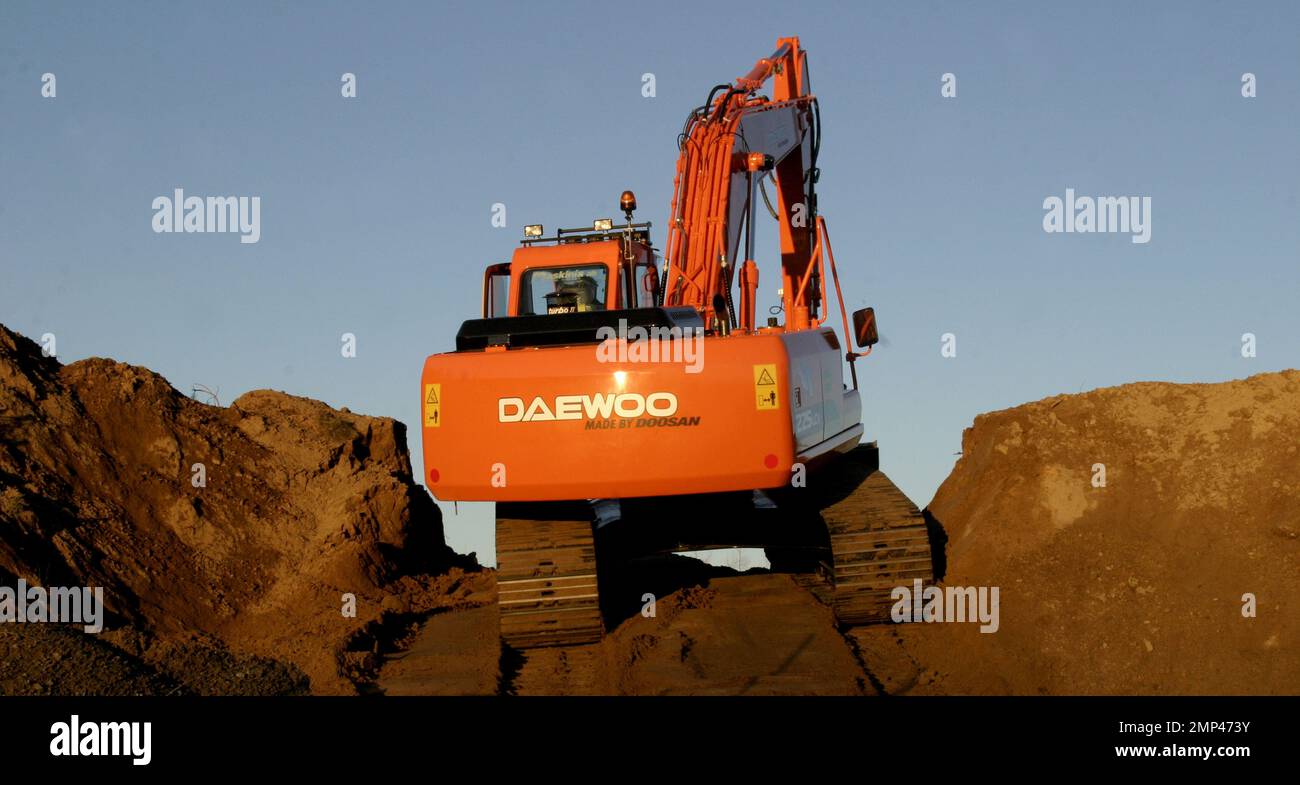 Macchine diverse in una fossa di ghiaia. Nella foto: Escavatore daewoo Doosan Solar 225 lc-v. Foto Stock