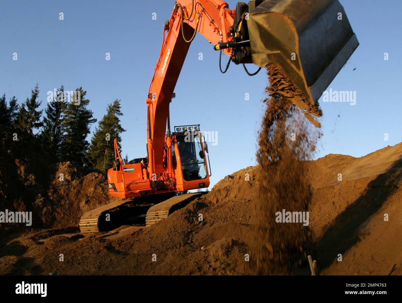 Macchine diverse in una fossa di ghiaia. Nella foto: Escavatore daewoo Doosan Solar 225 lc-v. Foto Stock