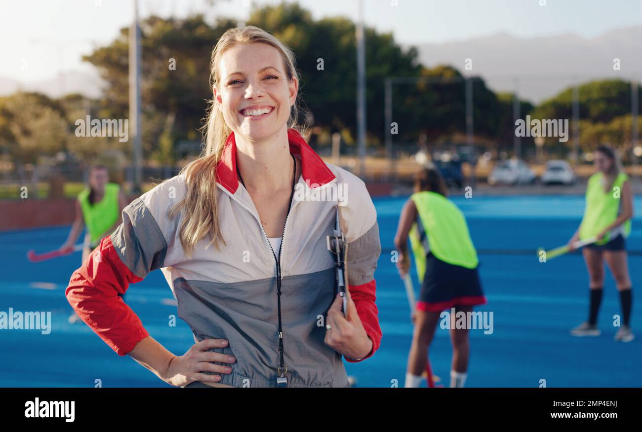 Hockey, allenatore e ritratto di donna allo stadio per allenamento, fitness e cardio con gruppo, felice ed eccitato. Sport, allenatore e sorriso femminile Foto Stock