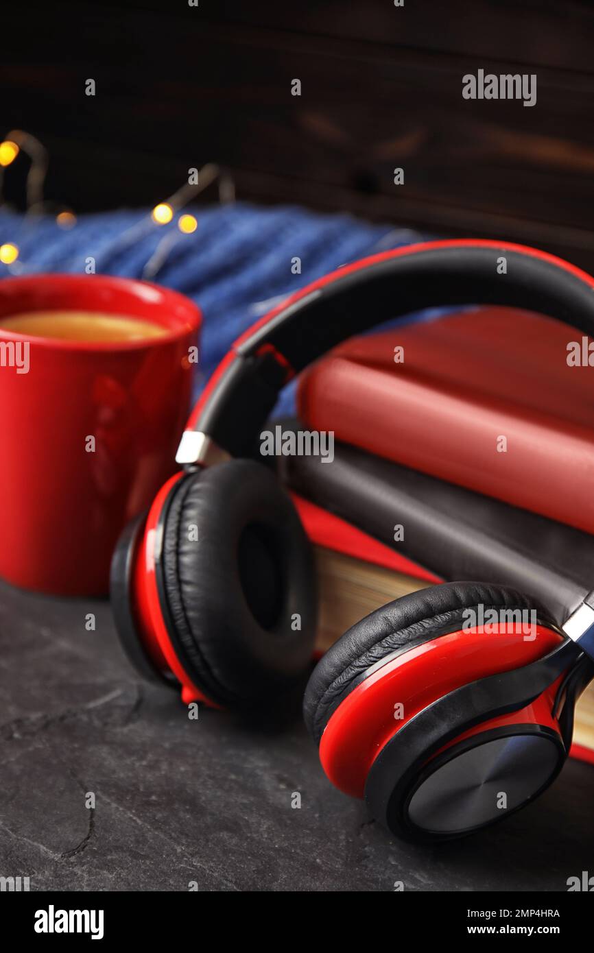 Libri, caffè e cuffie sul tavolo grigio Foto Stock