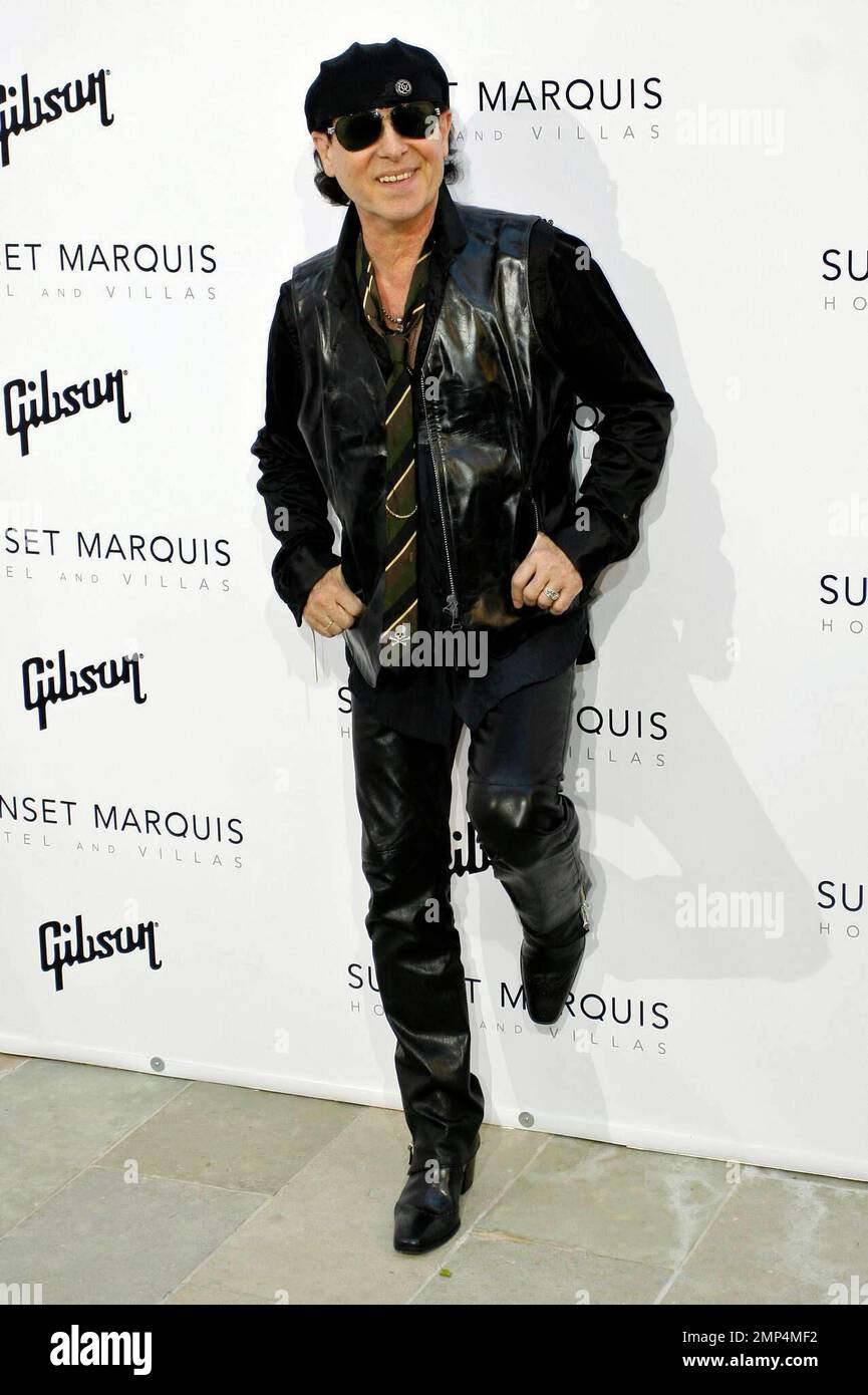 Claus Meine arriva al Gibson attraverso la mostra fotografica Lens al Sunset Marquis Hotel and Villas. La mostra presenta 70 iconiche foto di rock star e le loro Gibson Guitars, tra cui The Who, Rolling Stones, Sheryl Crow, Prince, Bruce Springsteen, The Edge, Bono, Zakk Wylde, Paul McCartney, Lenny Kravitz, Nirvana, Madonna, Eric Claption, Jimmy Page, Slash e molti altri. Le foto sono state scattate da fotografi famosi tra cui Henry Diltz, Robert Knight, Ross Halfin, Barrie Wentzell, Bob Gruen, Jim Marshall, Neal Preston, David Montgomery, Kevin Westenberg, Paul Slattery e K. Foto Stock