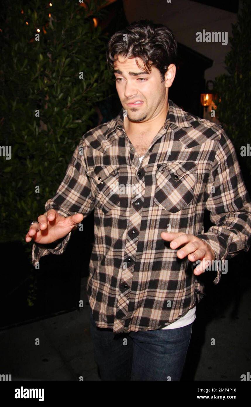 L'attore Jesse Metcalfe fa la sua migliore impressione di Tommy Cooper mentre lascia il nightclub Crown Bar. Los Angeles, California. 12/3/08. Foto Stock