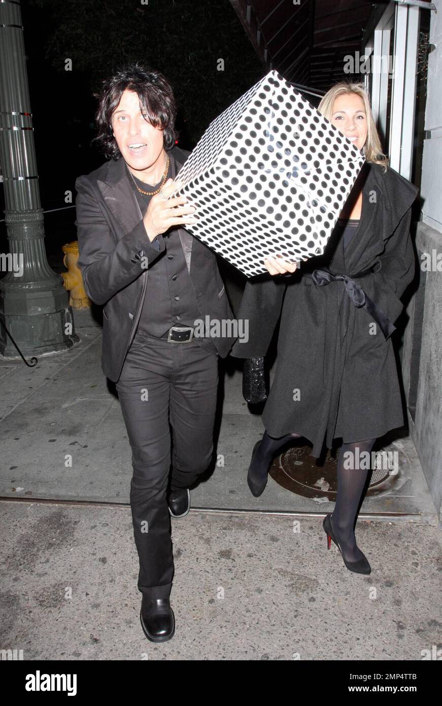 Il chitarrista dei Stone Temple Pilots Dean Deleo partecipa al party di nozze di ROCKER Joe Walsh al nightclub Edison di Los Angeles, California. 12/12/08. Foto Stock