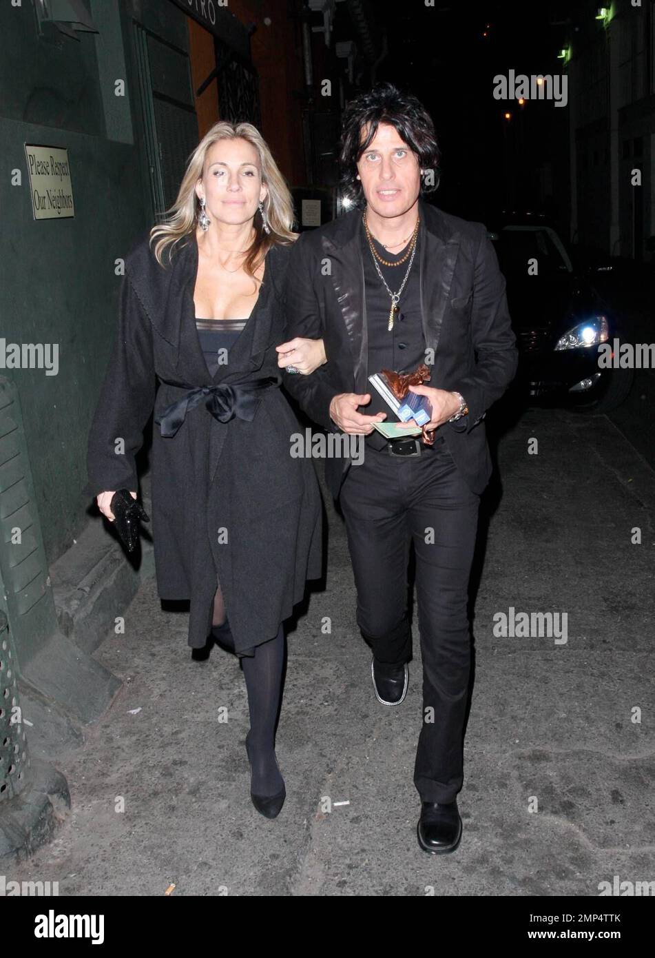 Il chitarrista dei Stone Temple Pilots Dean Deleo partecipa al party di nozze di ROCKER Joe Walsh al nightclub Edison di Los Angeles, California. 12/12/08. Foto Stock
