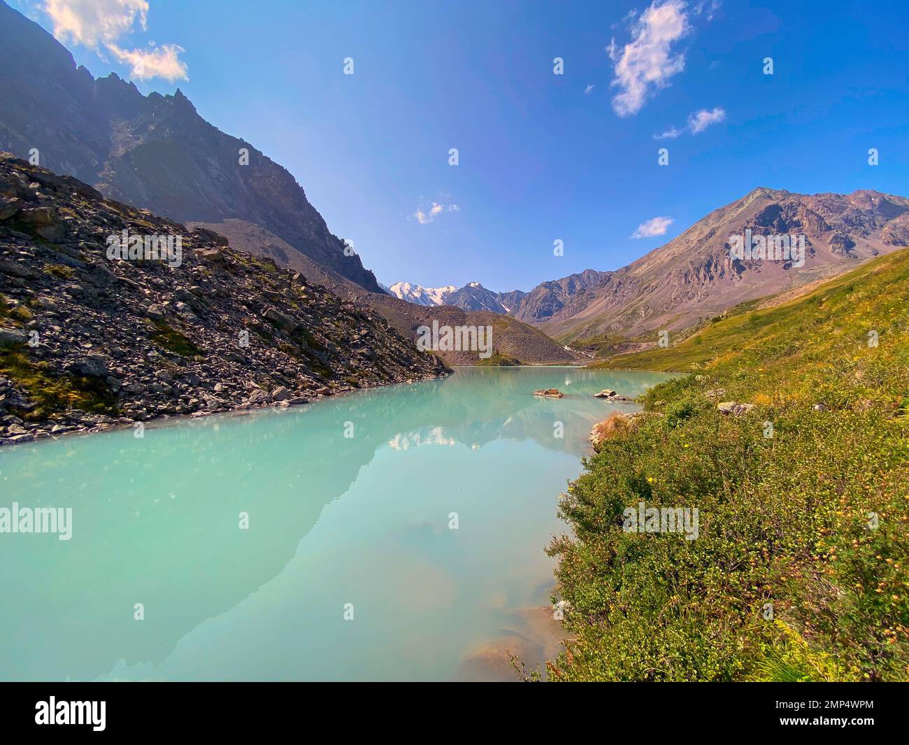 Lago di montagna calma turchese con acqua limpida Karakabak nelle montagne Altai con neve e ghiacciai. Foto Stock