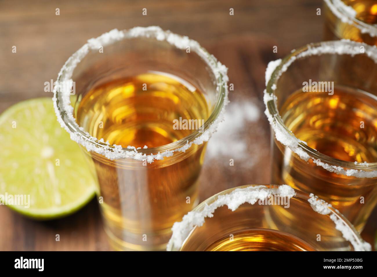 Shot di tequila messicana con sale sul tavolo, primo piano Foto Stock