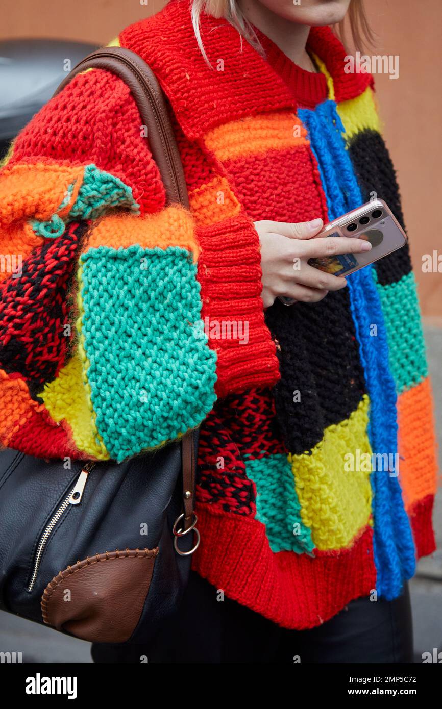 MILANO, ITALIA - 15 GENNAIO 2023: Donna con giacca di lana nei colori rosso, verde, giallo e blu prima della sfilata di moda Etro, Milano Fashion Week Street sty Foto Stock