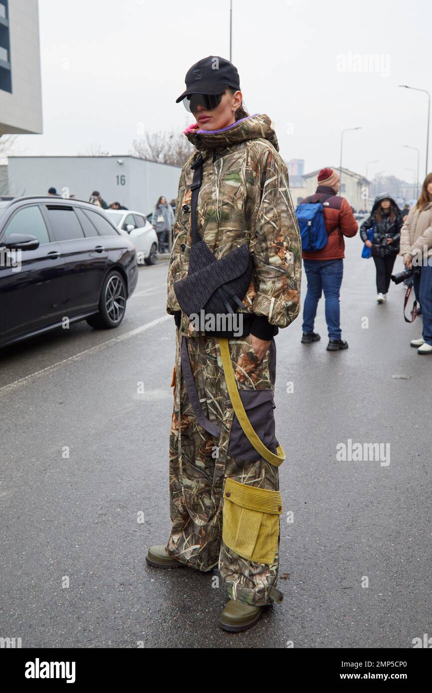 MILANO, ITALIA - 15 GENNAIO 2023: Katya Tolstova con giacca camouflage beige e borsa Dior nera prima della sfilata Etro, Milano Fashion Week Street st Foto Stock