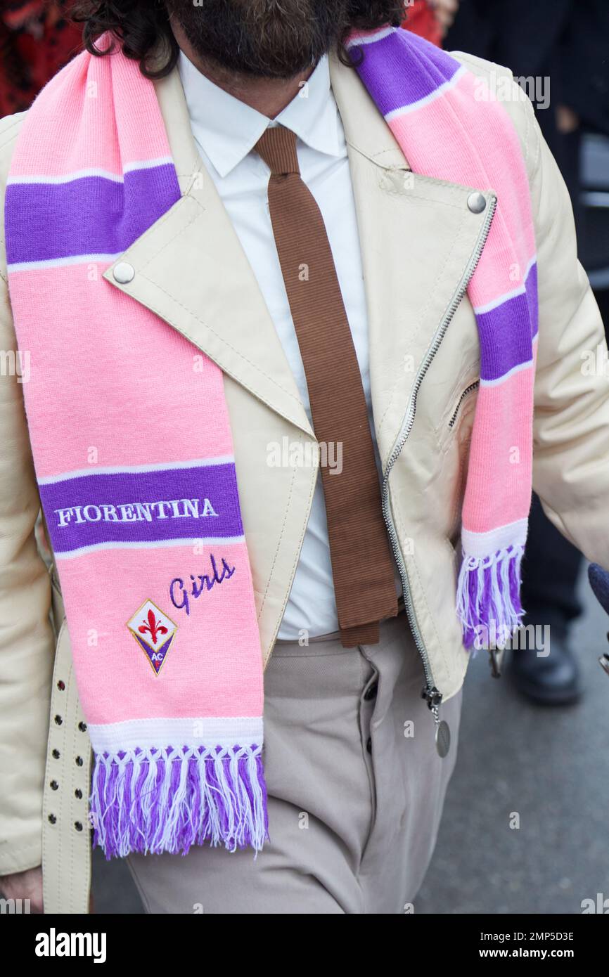 MILANO, ITALIA - 15 GENNAIO 2023: Uomo con giacca in pelle beige e sciarpa  fiorentina viola e rosa prima della sfilata Etro, sfilata della Fashion  Week di Milano Foto stock - Alamy