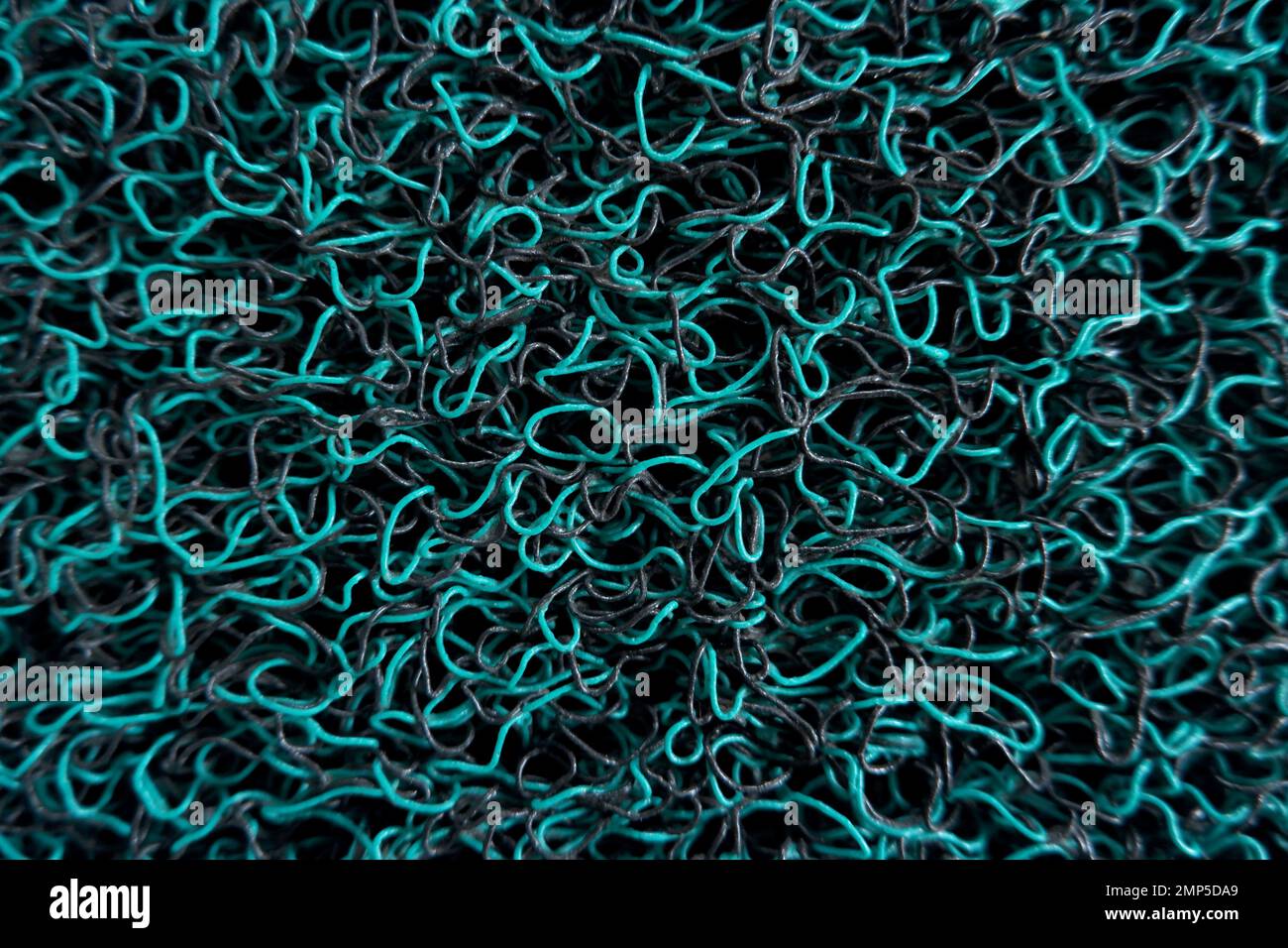 La struttura del tappetino in gomma plastica è blu chiaro e nero, a forma di fili aggrovigliati Foto Stock