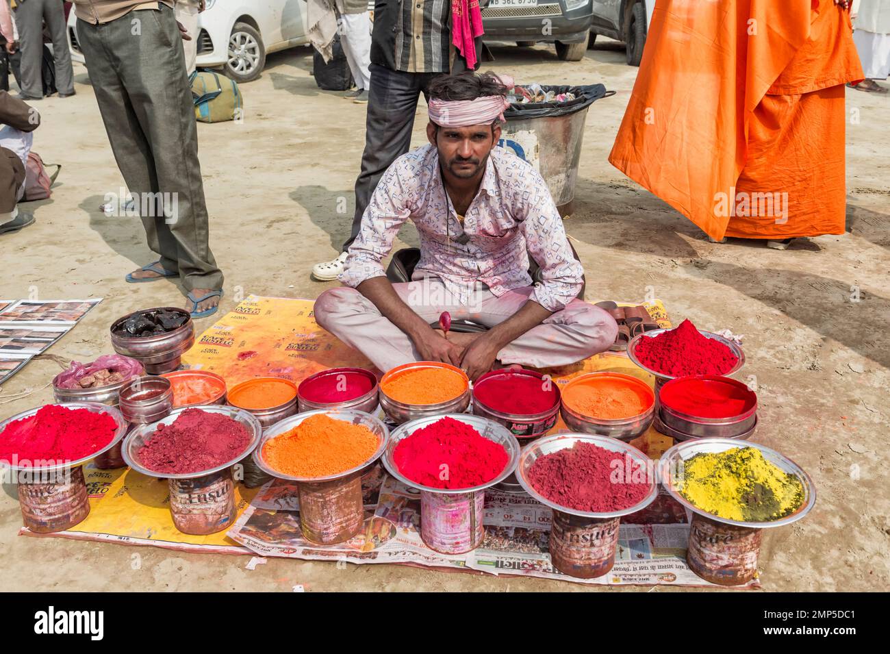 Indian uomo vendita tikka colorato in polvere per tilaka mark, Allahabad Kumbh Mela, più grande del mondo di raccolta religiosa che, Uttar Pradesh, India Foto Stock