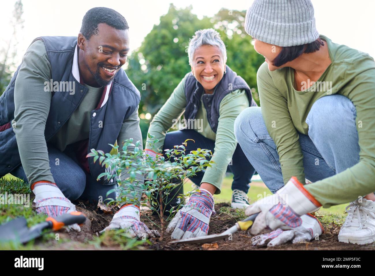 Servizio comunitario, volontariato e persone piantano alberi in parco, giardino e natura per un ambiente sostenibile. Cambiamenti climatici, giardinaggio del suolo e. Foto Stock