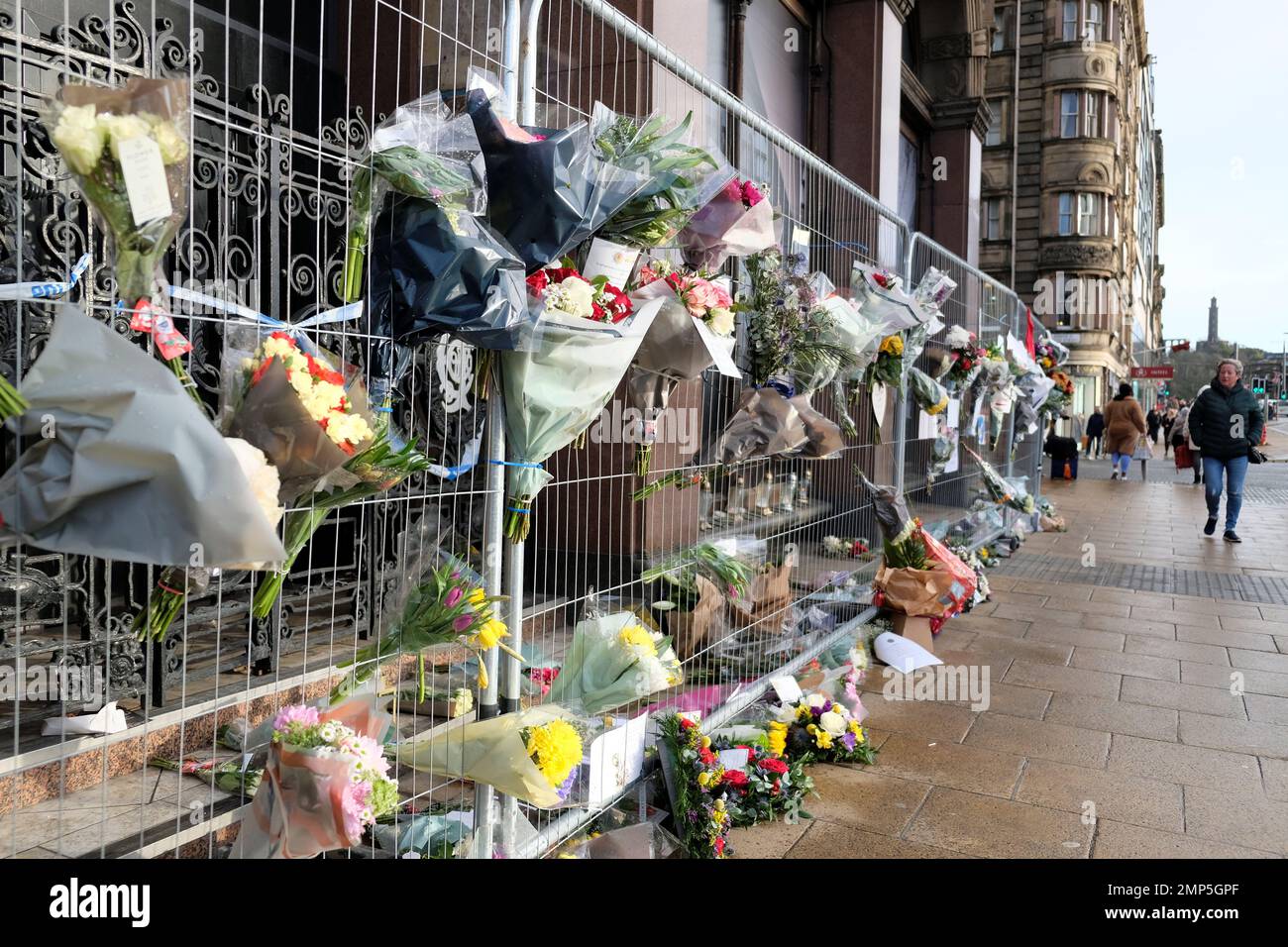 Edimburgo, Scozia, Regno Unito. 31st gennaio 2023. Un Santuario si sviluppa con fiori di cordoglio collocati fuori dal grande magazzino Jenners per i vigili del fuoco che sono passati via dalle sue ferite causate dal recente incendio dell'edificio. Credit: Craig Brown/Alamy Live News Foto Stock