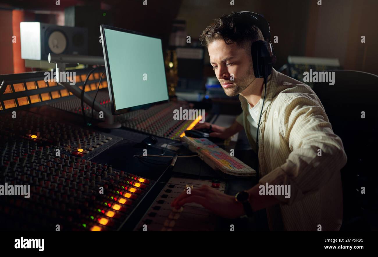 Uomo, pensiero o registrazione di cuffie per musica, mixaggio di suoni o composizione di canzoni per computer in studio. Musicista, DJ o produttore di tecnologia con Foto Stock