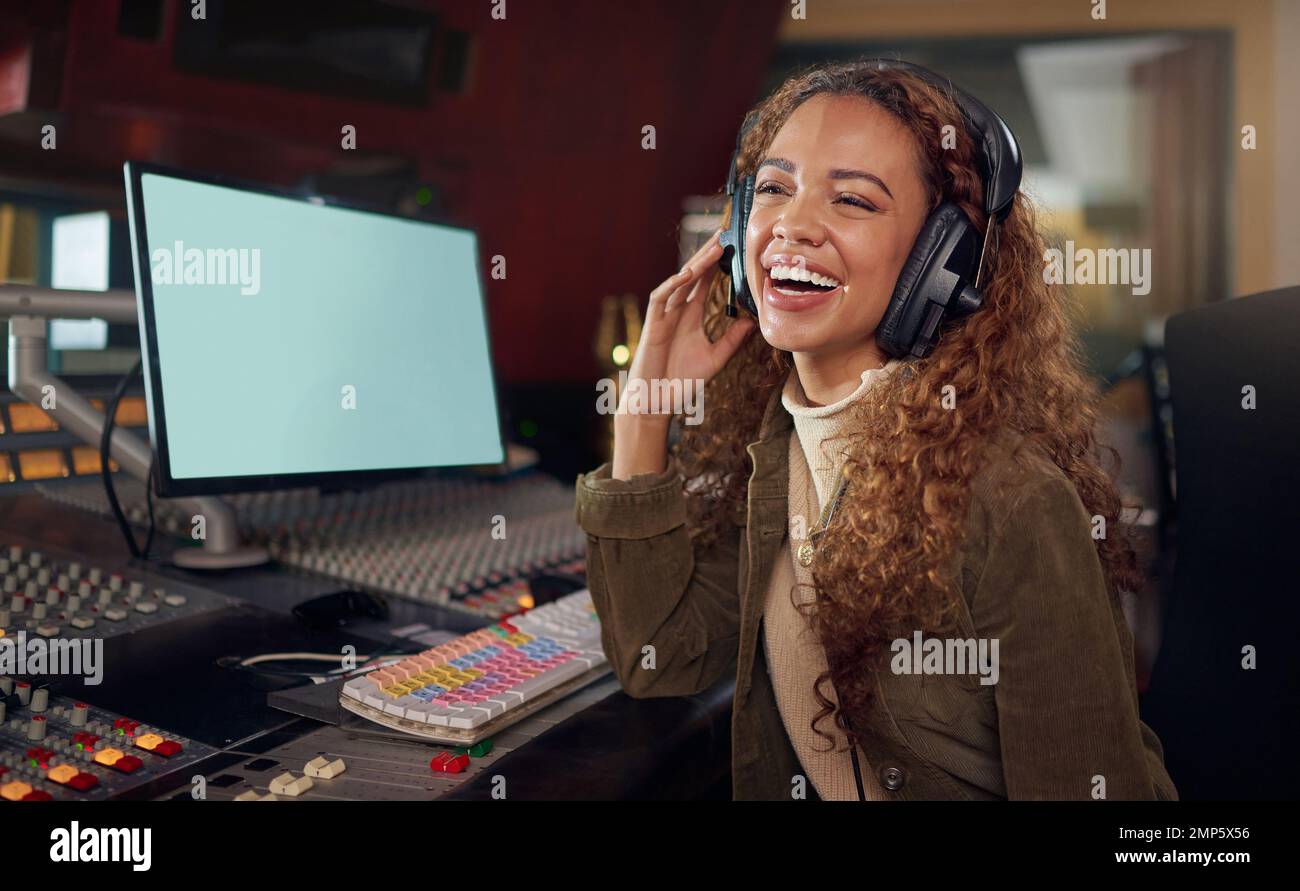 Cuffie Ride, Producer e Music Recording per audio divertente, comic sound o commedia radio in studio di trasmissione. Sorridere, felice o donna musicista Foto Stock