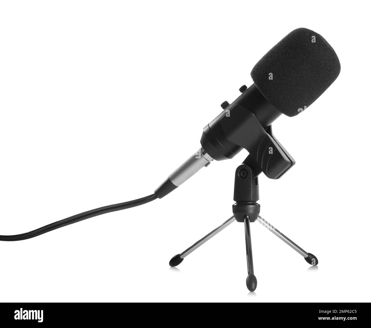 Microfono moderno isolato su bianco. Attrezzature per giornalisti Foto Stock