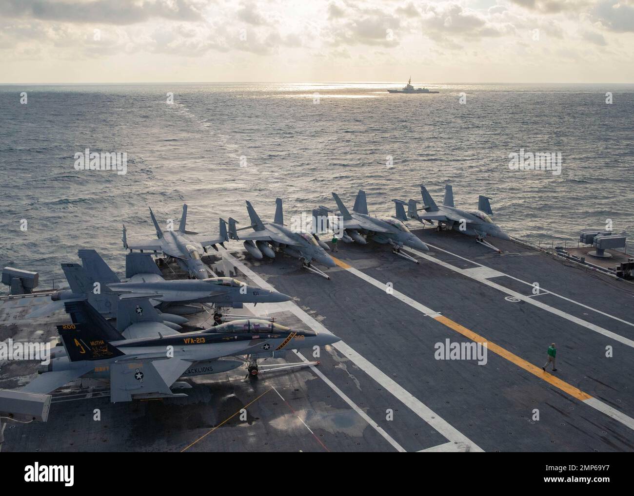 La fregata spagnola Álvaro de Bazán (F 101) partecipa ad un transito stretto simulato con la prima portaerei della classe USS Gerald R. Ford (CVN 78), 9 ottobre 2022. Il gruppo GRFCSG (Gerald R. Ford Carrier Strike Group) è schierato nell'Oceano Atlantico, conducendo formazione e operazioni insieme agli alleati e ai partner della NATO per migliorare l'integrazione per le operazioni future e dimostrare l'impegno della Marina statunitense verso una regione atlantica pacifica, stabile e priva di conflitti. Foto Stock