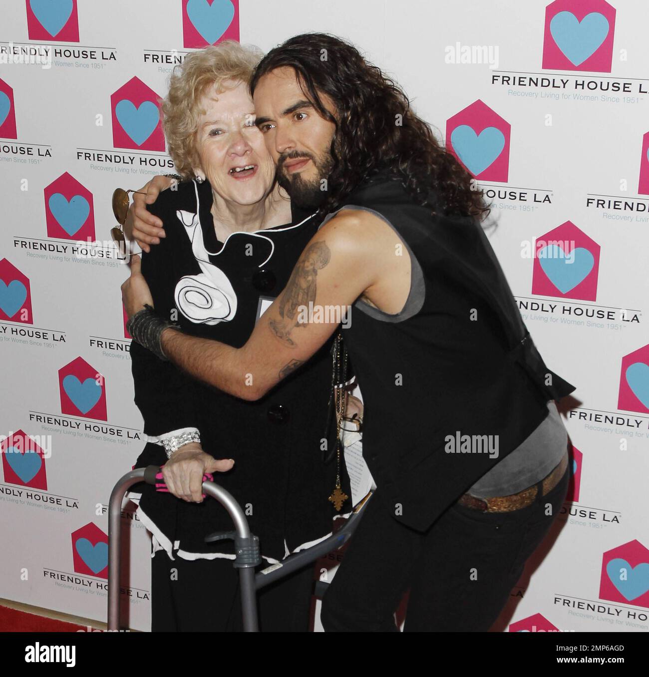 Peggy Albrecht e Russell Brand al friendly House LA Annual Awards Luncheon Gala che si tiene al Beverly Hilton Hotel di Beverly Hills, CA. 27th ottobre 2012. Foto Stock