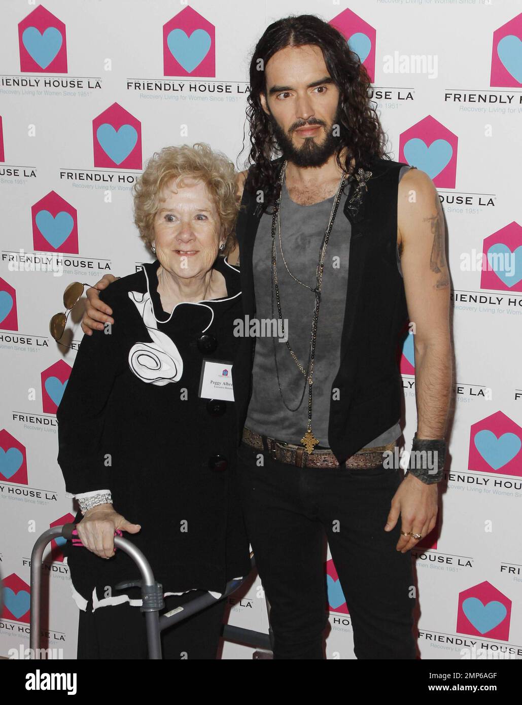 Peggy Albrecht e Russell Brand al friendly House LA Annual Awards Luncheon Gala che si tiene al Beverly Hilton Hotel di Beverly Hills, CA. 27th ottobre 2012. Foto Stock