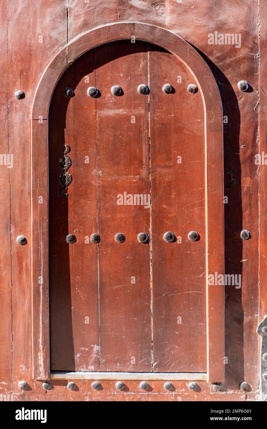 Vecchia porta di legno di una vecchia moschea. Foto di alta qualità Foto Stock
