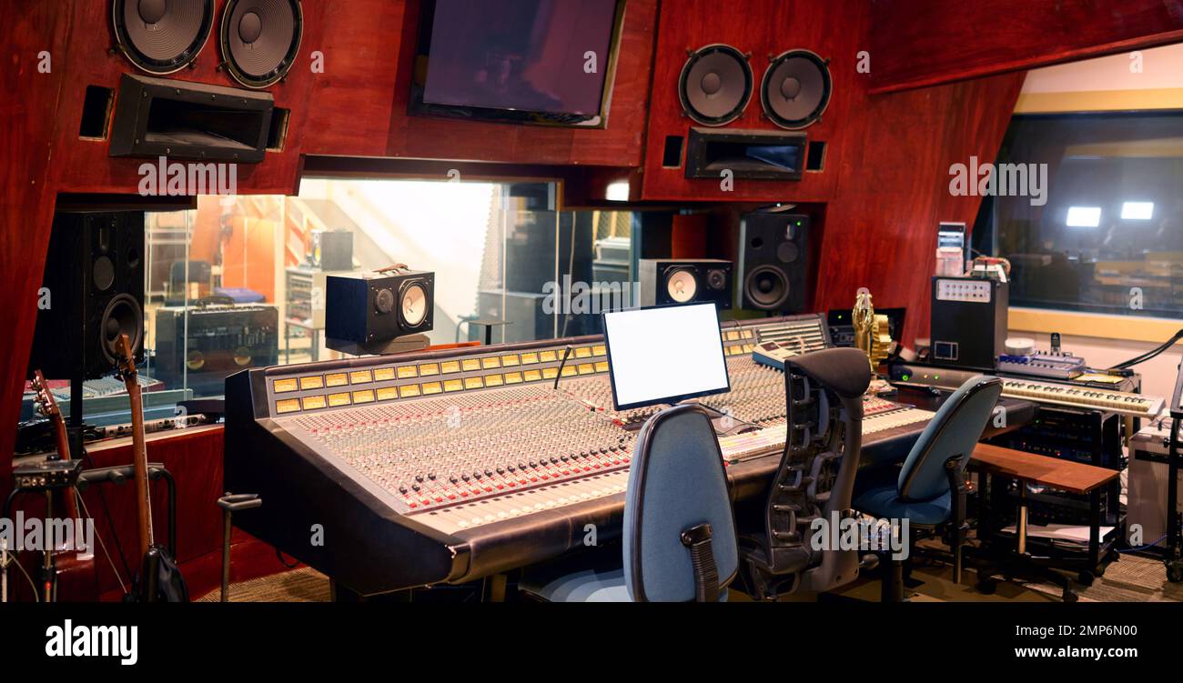 Musica, studio e tecnologia con apparecchiature di registrazione in una stanza vuota per l'industria dell'intrattenimento. Interni, creativi e audio con musica Foto Stock