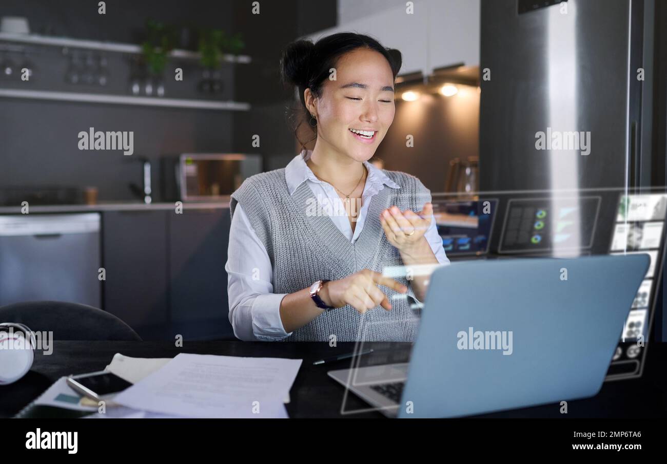 Laptop, ologramma futuristico e donna in cucina a casa ridono di ricordi divertenti. Freelancer, telelavoratore e asiatica donna che punta al computer con 3D Foto Stock