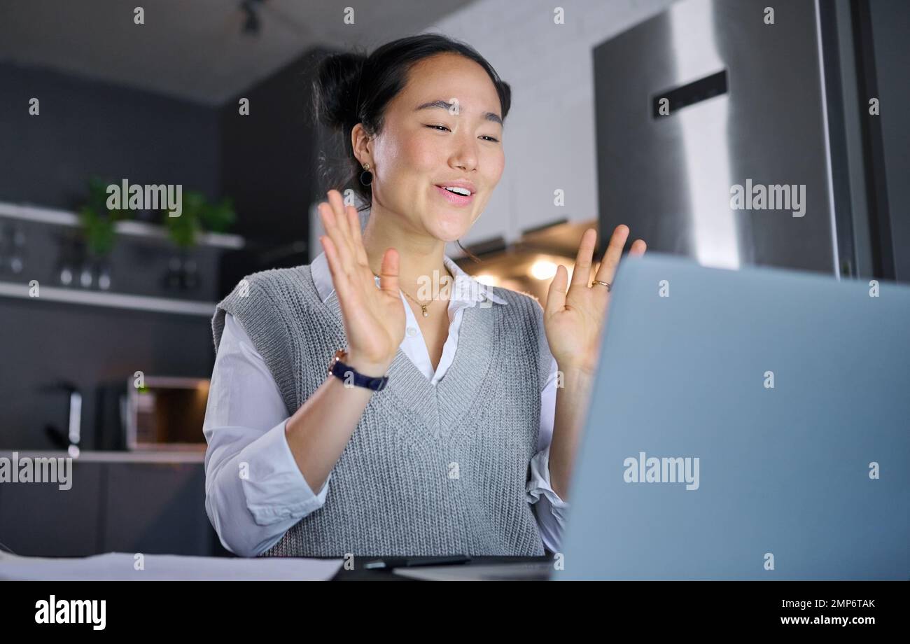 Laptop, intervista e donna d'affari si riuniscono online salutando una conferenza digitale o via Internet. Web, comunicazione e dipendente aziendale Foto Stock