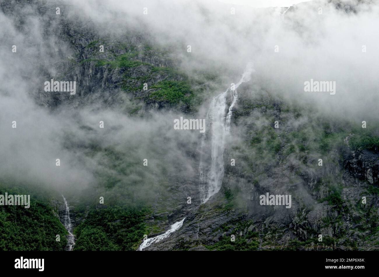 Destinazione di viaggio Norvegia. Parco Nazionale di Jostedalsbreen - cascata - Europa destinazione di viaggio Norvegia 12th giugno 2012 Foto Stock