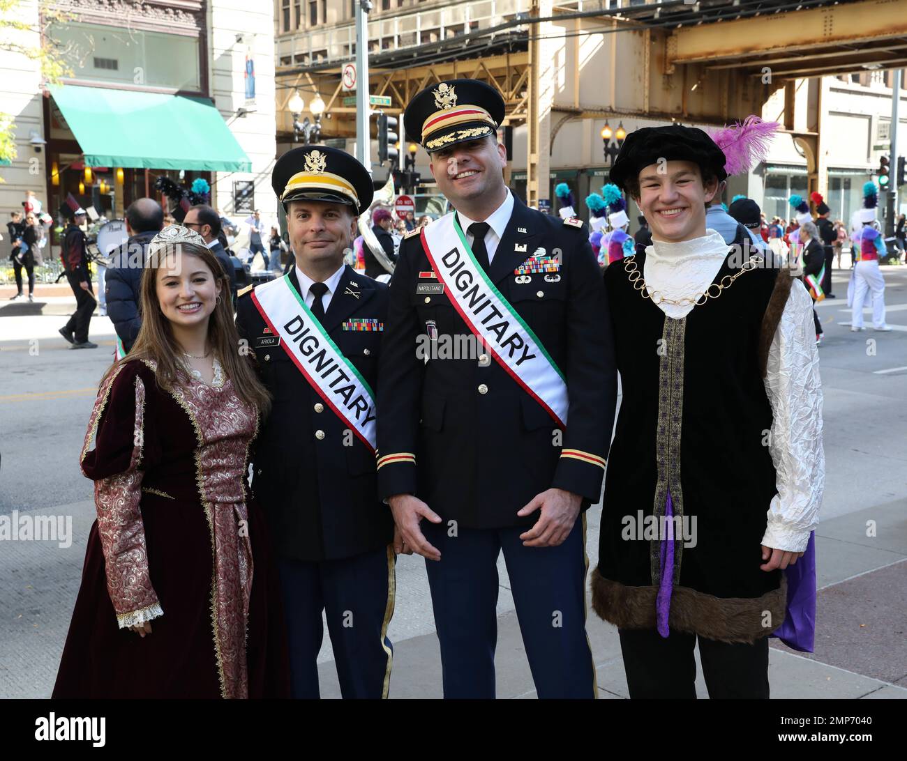 Arturo Napolitano, Comandante del 318th Theater Public Affairs Support Element, Arlington Heights, Illinois, e U.S. Army Reserve CPT. Michael Ariola, funzionario per gli Affari pubblici, 85th Training Support Command, Arlington Heights, il., posa con Guiliana Onesti (a sinistra) e Nicholas Distazio (all'estrema destra) amico e famiglia al presidente del Comitato Civico congiunto del Presidente degli Italiani Americani ron Onesti. Gli ufficiali degli Affari pubblici partecipano agli eventi intorno alle loro unità della Riserva dell'Armata per costruire relazioni con la comunità e anche dare indietro. Foto Stock