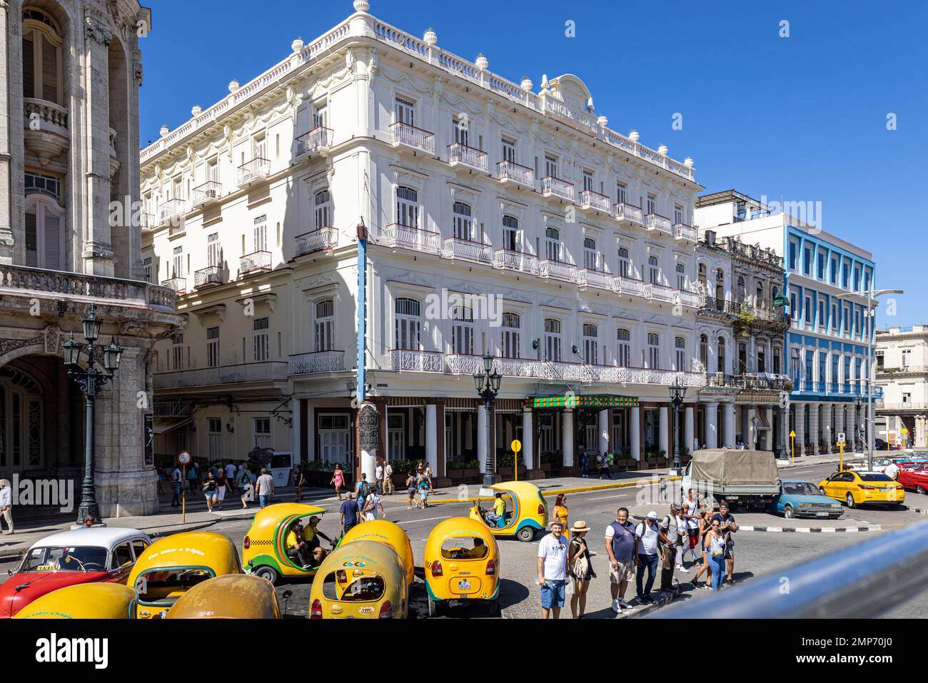 Taxi gialli Coco tuk tuk fuori Hotel Inglaterra, Paseo de Marti, Central Havana Foto Stock