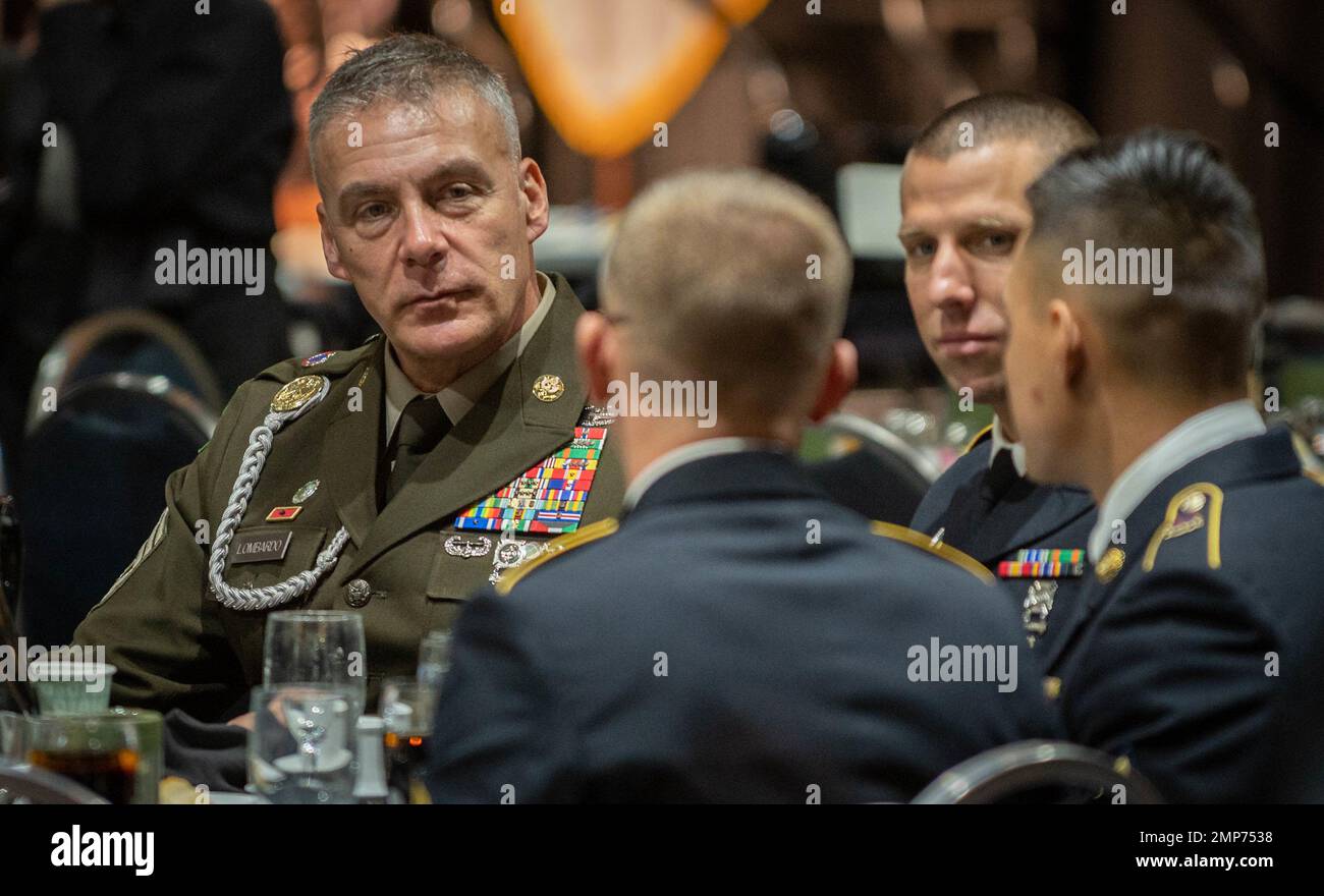 Andrew Lombardo (a sinistra), il sergente maggiore del comando, gli Stati Uniti Army Reserve, ama pranzare con un gruppo di soldati della Army Reserve che gareggiavano nei 2022 Stati Uniti Concorso Army's Best Squad. Il pranzo faceva parte della cerimonia di premiazione del Sergente maggiore dell'Esercito tenutasi durante la Convention dell'Esercito degli Stati Uniti a Washington, D.C. Ottobre 10. Questo è stato il primo anno storico in cui si è tenuta una competizione "Best Squad" e negli Stati Uniti La squadra della Riserva dell'esercito, soprannominata "Honeybadgers", lo ha reso ai primi quattro. (Ufficiale degli Stati Uniti Riserva militare foto di Sgt. 1st Classe Brent C. Powell) Foto Stock