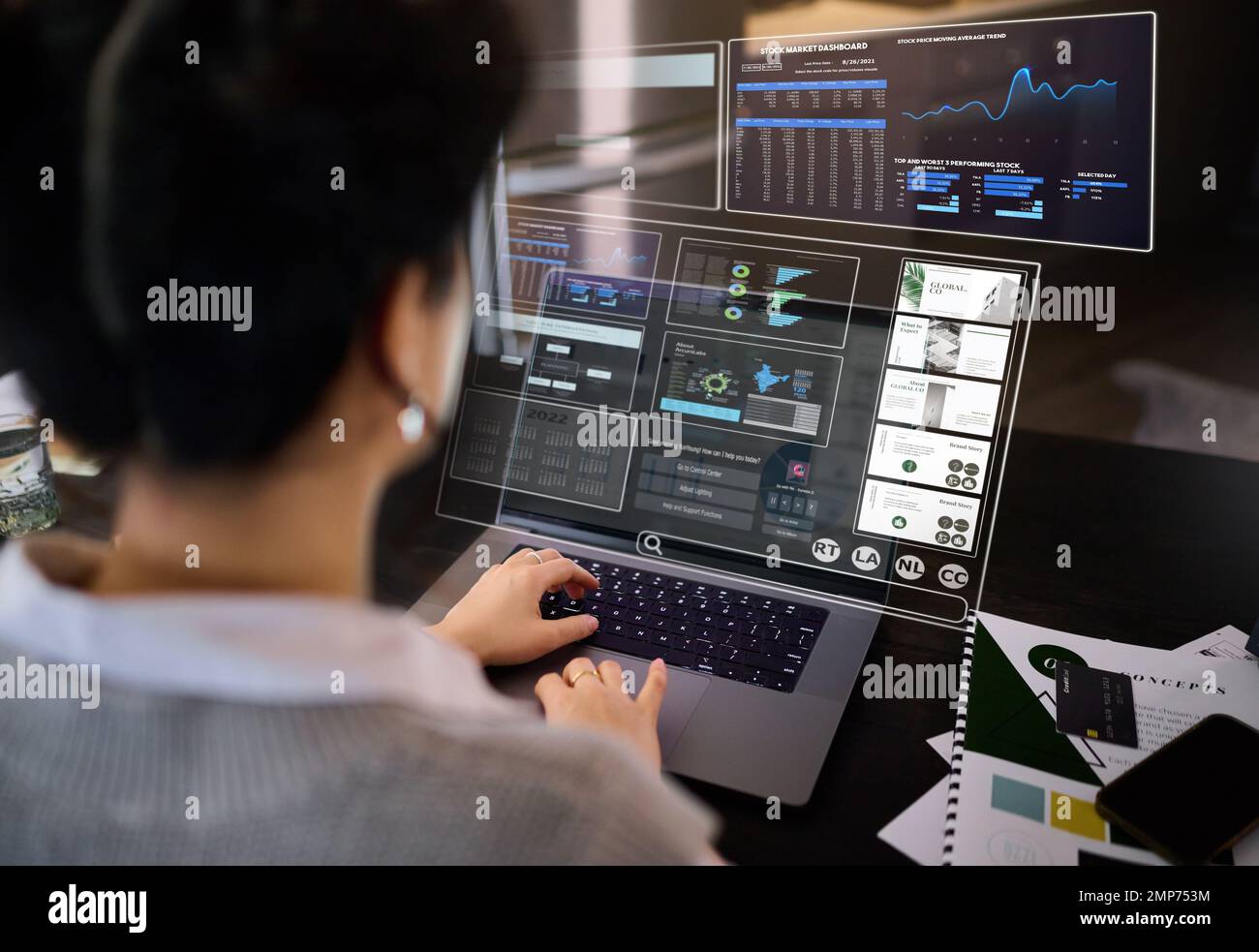 Donna, ologramma di laptop e dashboard di media, dati di borsa o economia di innovazione di rete. Analisi finanziaria, computer e sovrapposizione digitale di Foto Stock