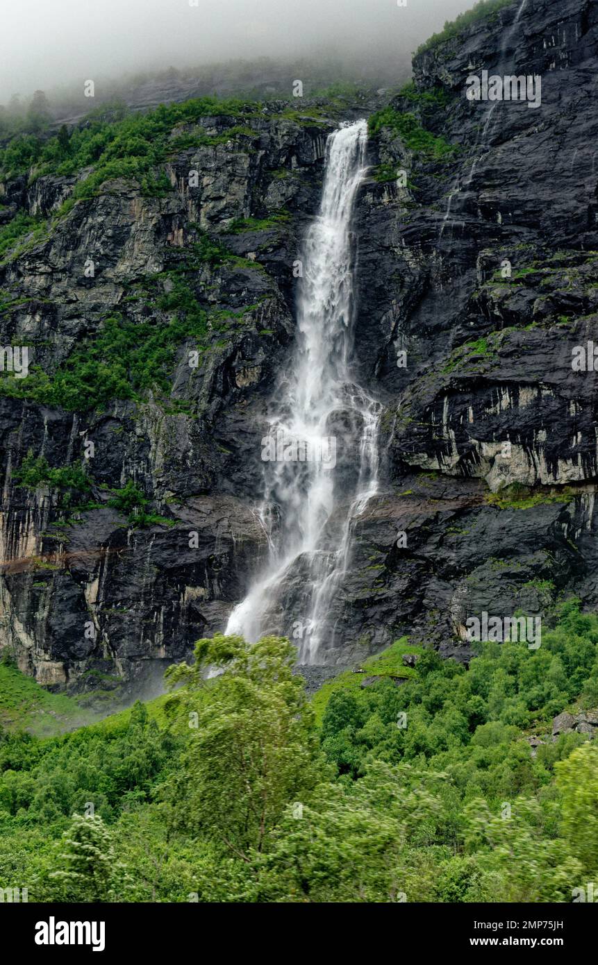 Destinazione di viaggio Norvegia. Parco Nazionale di Jostedalsbreen - cascata - Europa destinazione di viaggio Norvegia 12th giugno 2012 Foto Stock