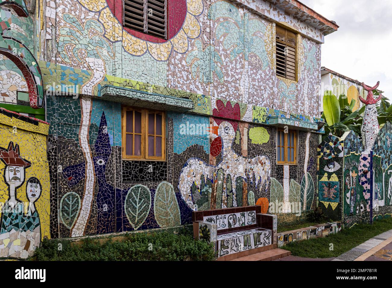 Muro di mosaico piastrellato dello studio di officina di Jose Fuster a Fusterlandia, 'omaggio a Gaudi', Jaimanitas, l'Avana, Cuba Foto Stock