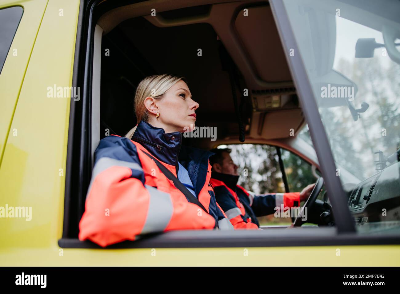 Ritratto di giovane donna medico seduto in auto ambulanza. Foto Stock