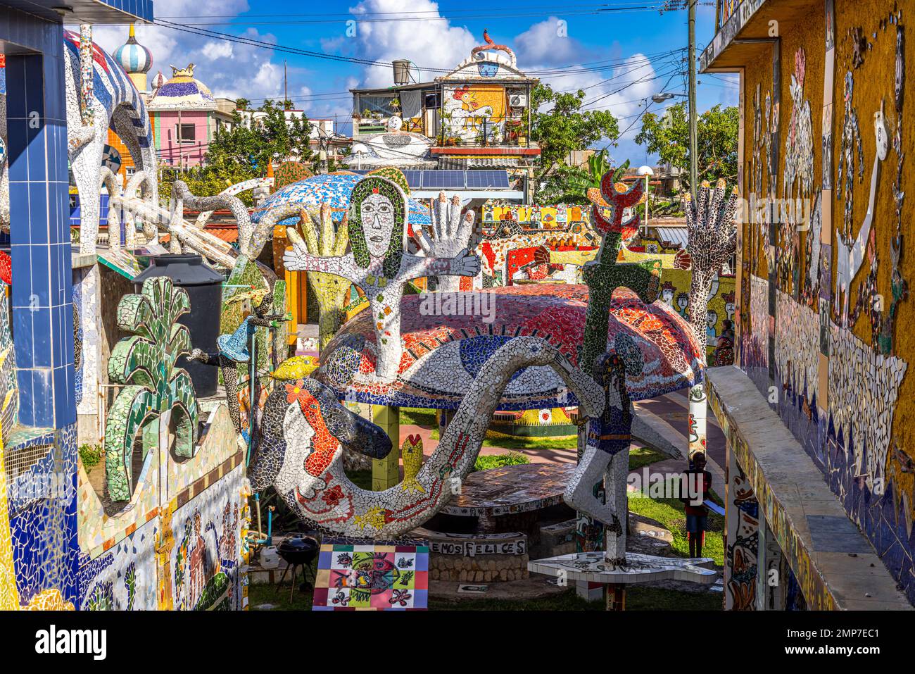 Pareti a mosaico piastrellate e sculture ai piani superiori dello studio officina di Jose Fuster a Fusterlandia, 'omaggio a Gaudi', Jaimanitas, Havana, Cuba Foto Stock