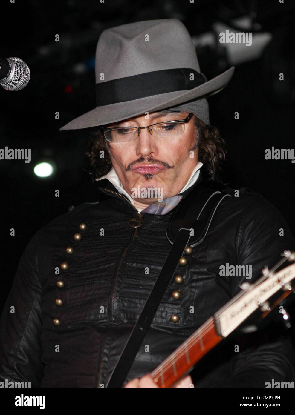 Con le sue unghie dipinte di rosso e con una 'X' disegnata sulla guancia del cantante britannico Adam ANT, 56 anni, si esibisce dal vivo come titolo durante il concerto 'We Love Japan' Tohoku Earthquake Relief Concert presentato da HMVLIVE, Manga Entertainment e Japan Underground. Tenuto presso l'implacabile Garage, la notte della musica, della commedia e del karaoke è stata gettata per aiutare le vittime del terremoto e dello tsunami in Giappone. Altri atti della serata includevano un certo numero di musicisti giapponesi con sede a Londra. ANT ha recentemente annunciato un nuovo tour nel Regno Unito, il suo primo in 25 anni, per promuovere il suo album 'Adam ANT è il Bluebblack Hussar in sposa Foto Stock