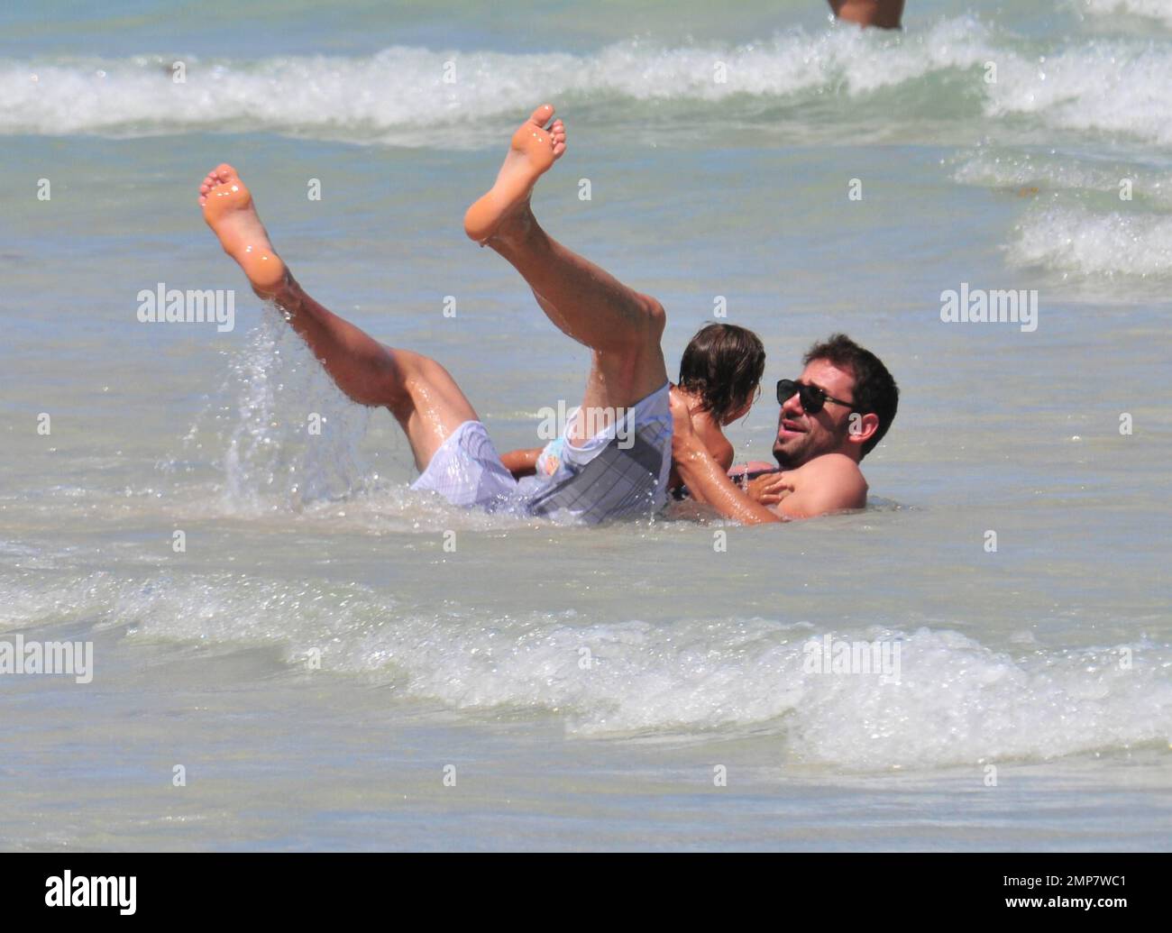 Adriana Lima, la figlia Valentina e il marito Marko Jaric si divertono nel surf a Miami Beach, Florida, 31st luglio 2011. Foto Stock