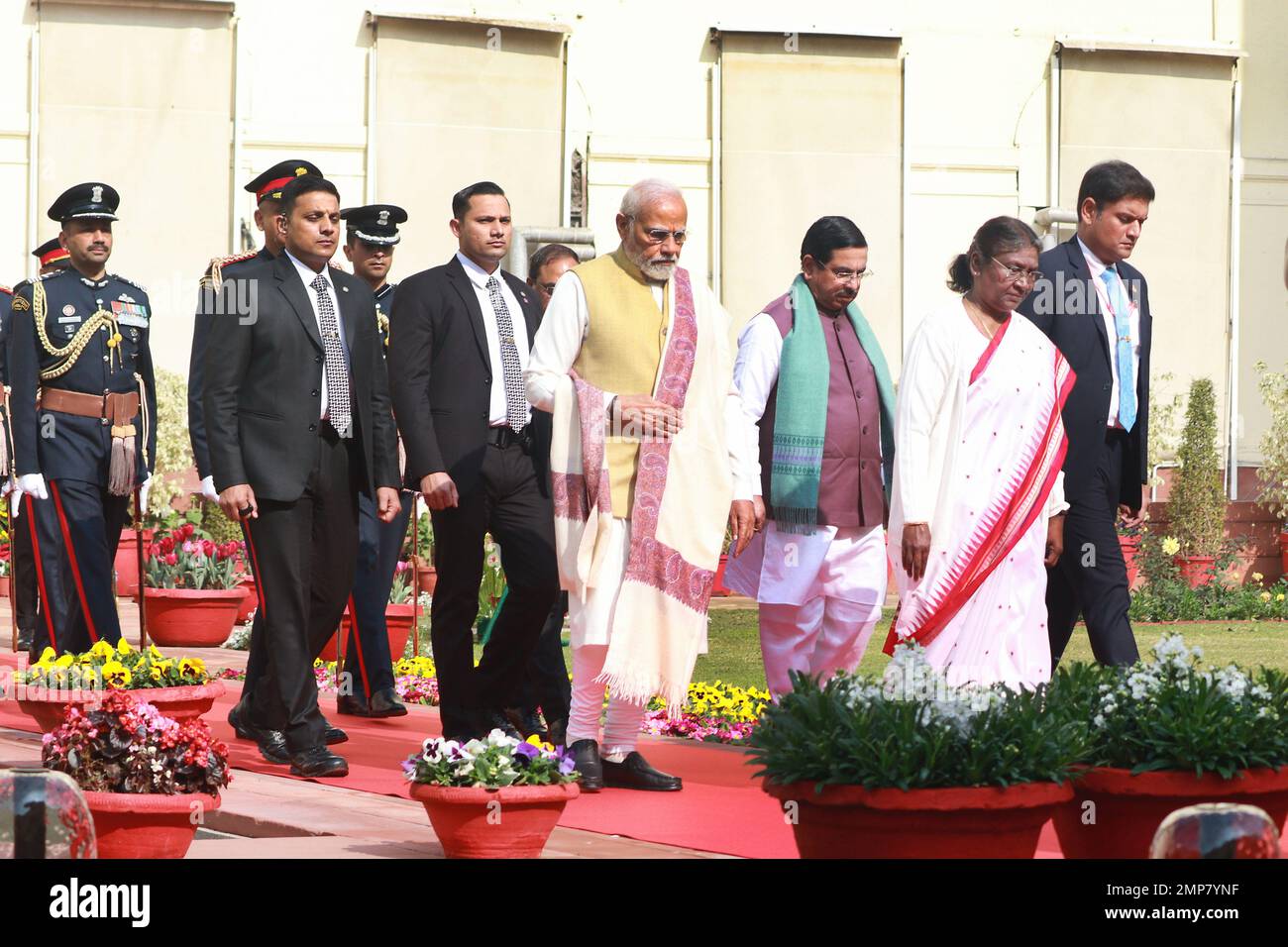 Il presidente indiano Droupadi Murmu (R2) e il primo ministro Narendra modi (C) arrivano al Parlamento per la sessione di bilancio 2023. Foto Stock