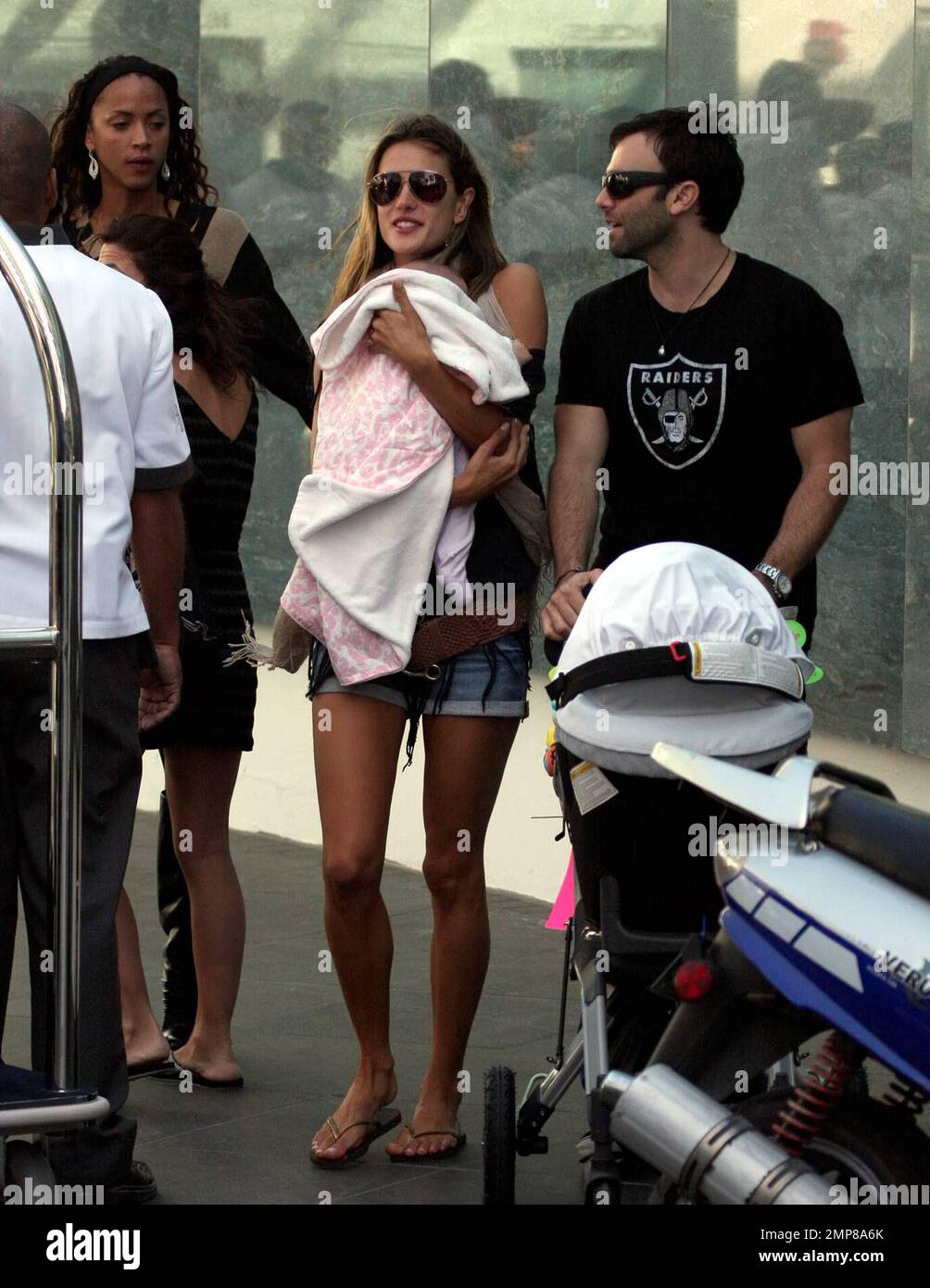 Esclusivo!! Supermodella Alessandra Ambrosio con il fidanzato di lunga data  Jamie Mazur e la figlia di 3 mesi Anja Louise Ambrosio Mazur a Miami Beach  durante il fine settimana di apertura per