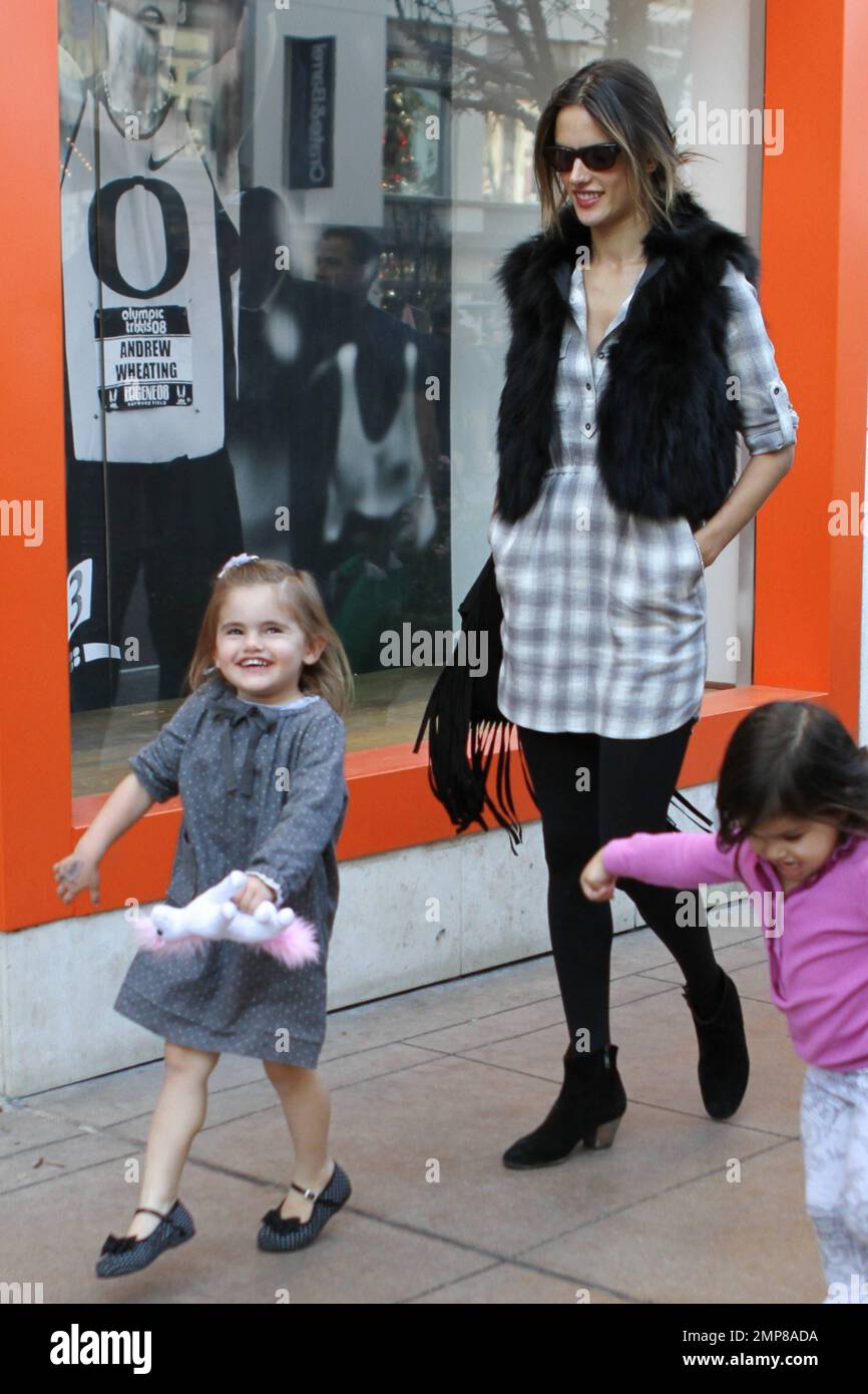 Supermodel e il Segreto Angel Alessandra Ambrosio di Victoria e sua figlia Anja si uniscono ad alcuni amici per lo shopping e il pranzo al centro commerciale Grove. La piccola Anja portava un cavallo giocattolo e sembrava che si divertiva molto mentre il gruppo passava, ridendo mentre la mamma sorrideva guardava. Los Angeles, California. 9th dicembre 2011. Foto Stock