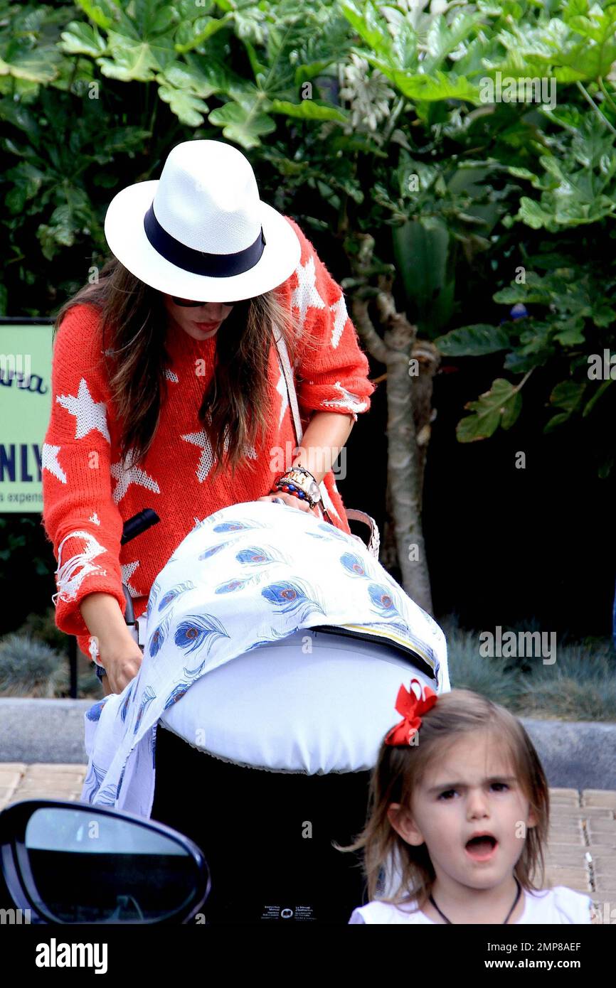 - Supermodel Alessandra Ambrosio indossa un maglione a forma di stella mentre passa la giornata con la sua famiglia, la fiance Jamie Mazur e il nuovo figlio Noah Phoenix, al Lumberyard Mall di Malibu, California. 4th luglio 2012. . Foto Stock