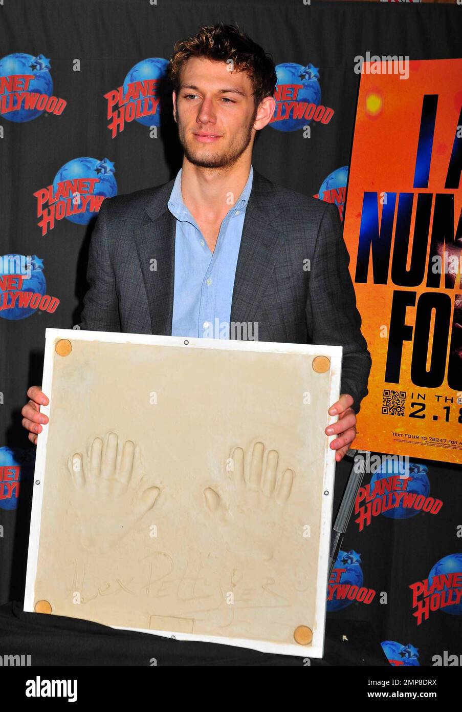 Alex Pettyfer promuove il suo nuovo film 'i Am Number Four' durante una  cerimonia di stampa a mano al Planet Hollywood, Times Square. New York, NY.  2/7/11 Foto stock - Alamy