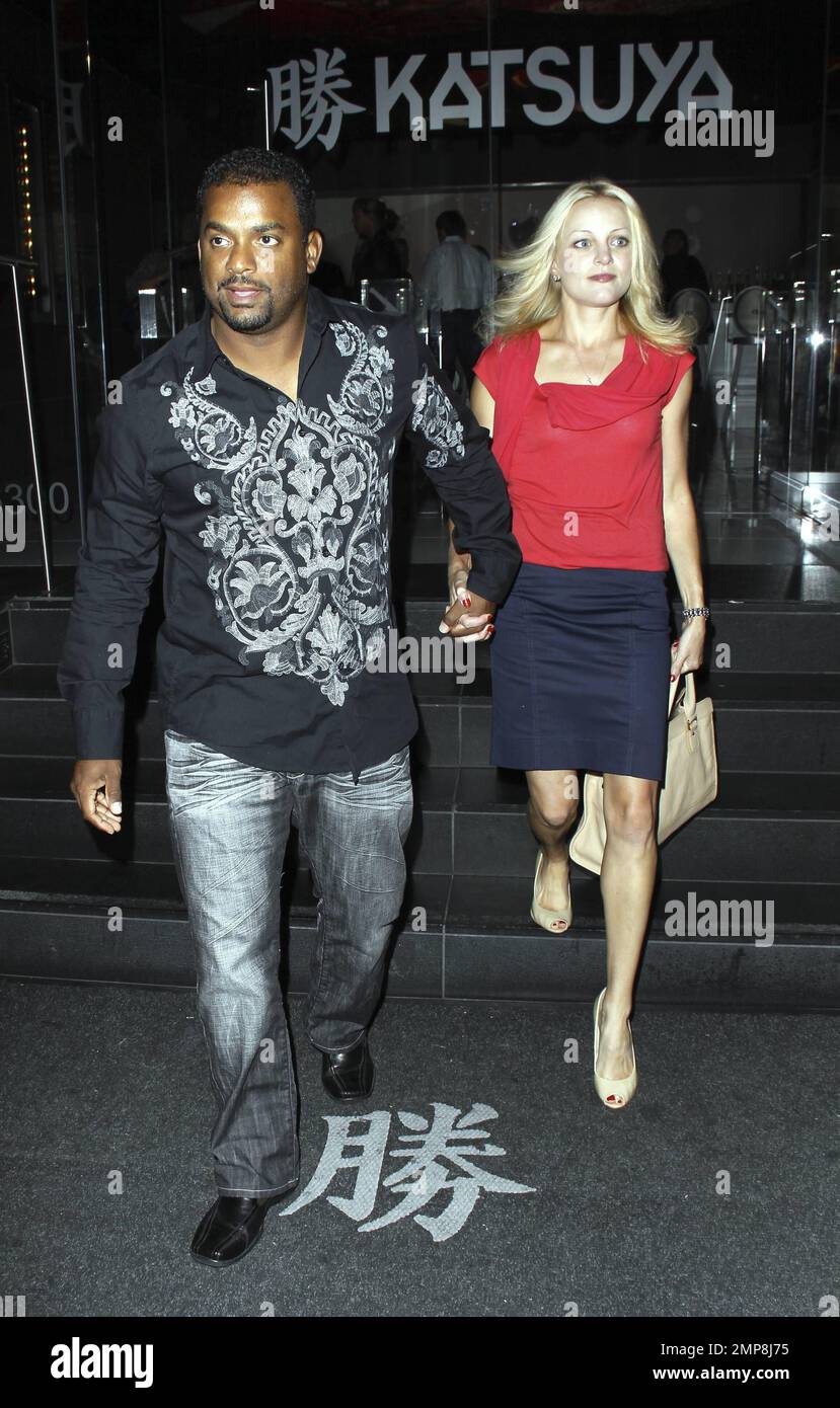 Alfonso Ribeiro, star del "fresco Principe di Bel-Air", tiene le mani con una compagna di donna mentre lascia il ristorante Katsuya a Los Angeles, California. 8th agosto 2011. Foto Stock