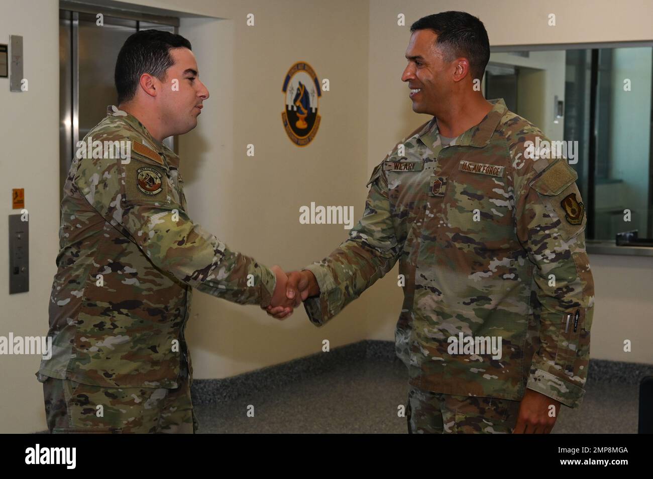 Maestro capo Sgt. Alan stanco, a destra, capo comando di installazione, presenta una moneta al personale Sgt. Eric Mikhlin, 66th controllore BDOC delle forze di sicurezza Squadron, durante una visita allo squadrone presso la base dell'aeronautica di Hanscom, Mass., ottobre 11. Mikhlin è stato riconosciuto per il suo lavoro durante un evento con la Guardia Nazionale di Messa e la polizia di Stato Messa il mese scorso. Foto Stock