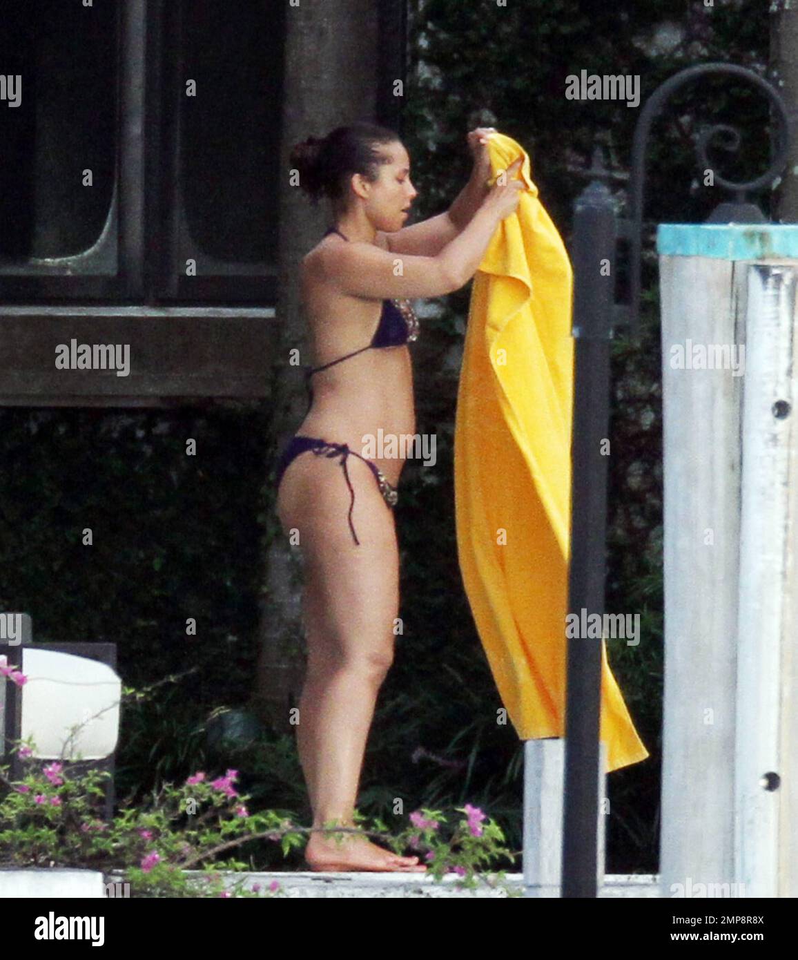 Alicia Keys mostra il suo corpo bikini post-bambino durante una pausa a  bordo piscina a Miami, Florida. 7/22/11 Foto stock - Alamy