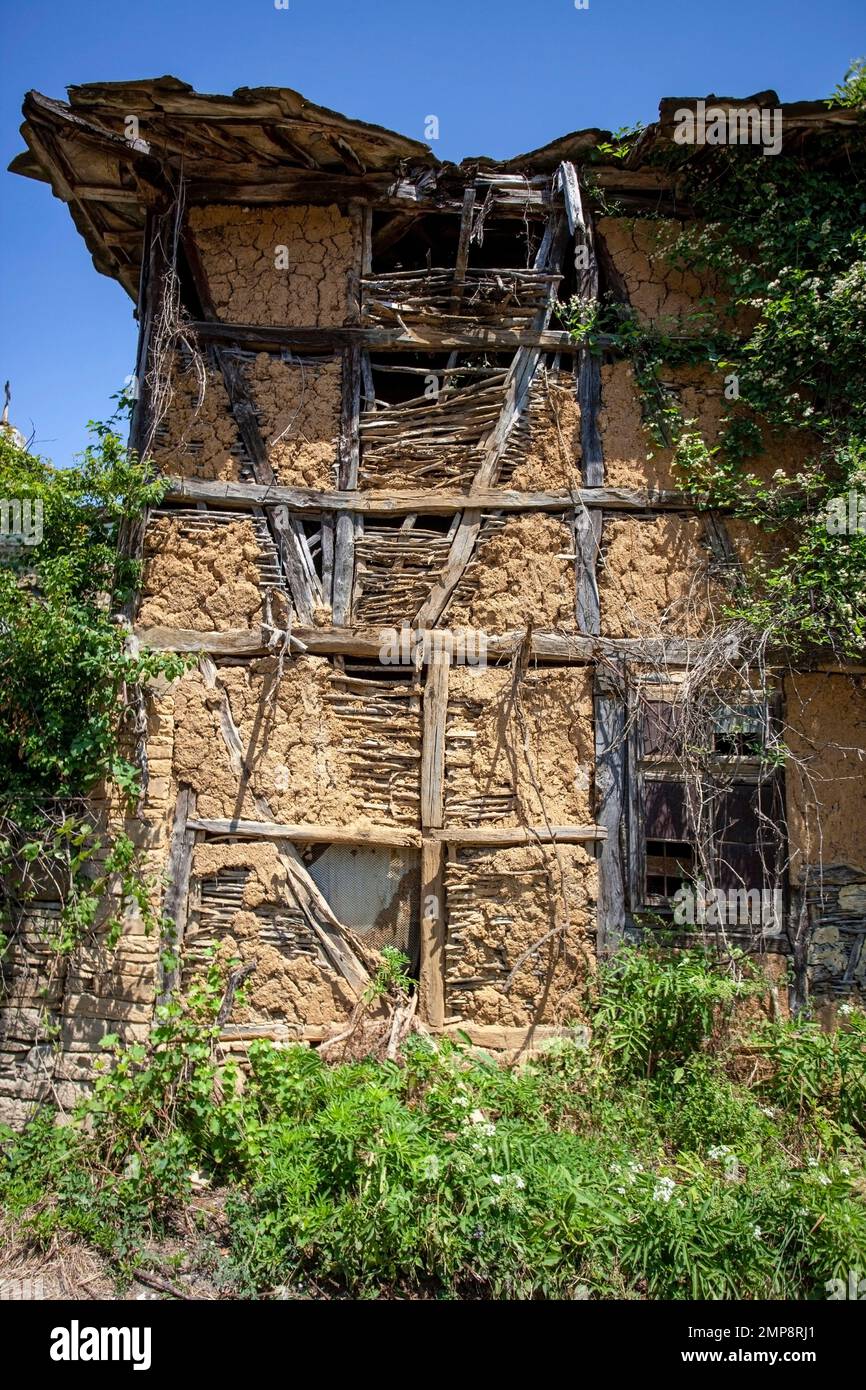 Staro Stefanovo villaggio, una casa abbandonata, obituario sulla porta, comune Lovech, Balcani, Bulgaria Foto Stock