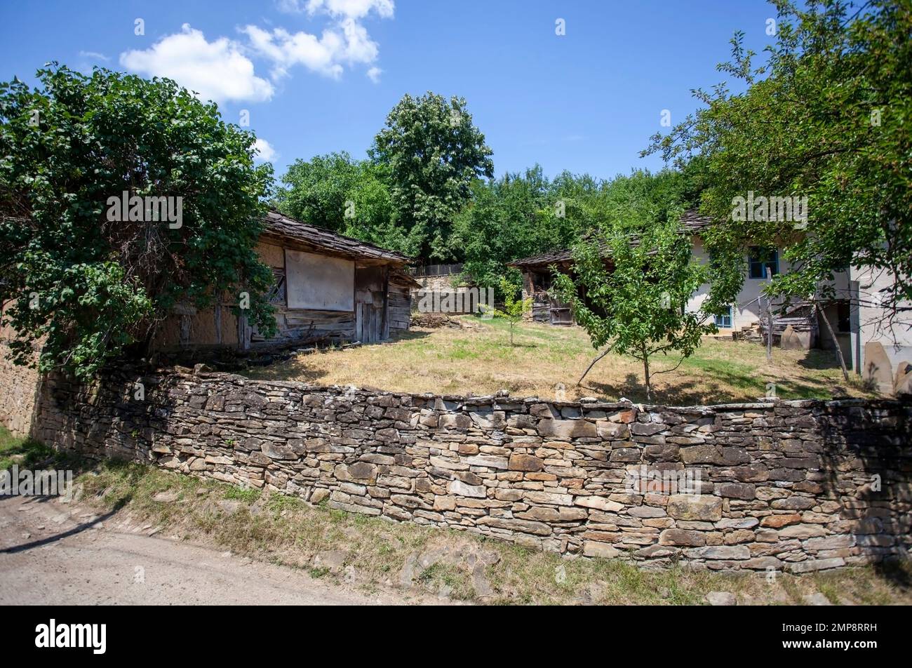Villaggio Staro Stefanovo, antica architettura tradizionale, scenario rurale, comune Lovech, Balcani, Bulgaria Foto Stock
