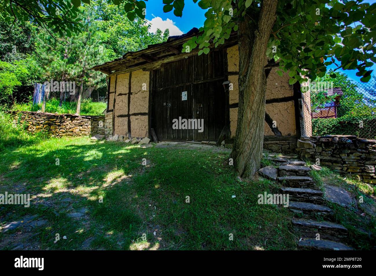 Staro Stefanovo villaggio, una casa abbandonata, obituario sulla porta, comune Lovech, Balcani, Bulgaria Foto Stock